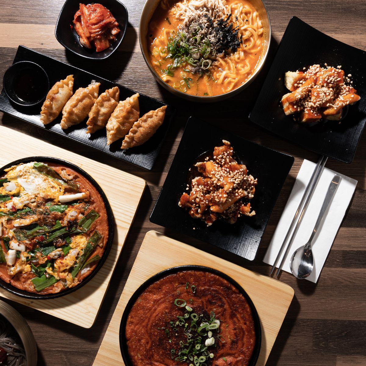 한국 전통 요리 여러 접시가 차려진 상