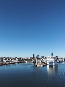 城市港口停靠着一艘美丽的游轮，背景是城市景观
