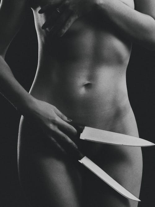 무료 여자가 두 개의 부엌 칼을 들고 스톡 사진