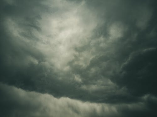 Kostenloses Stock Foto zu dunkle wolken, filmischer himmel, regenwolken