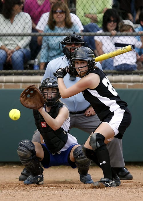 Zwei Frauen In Baseball Ausrüstung Im Stadion Bereit, Baseball Zu Fangen Und Zu Schwingen