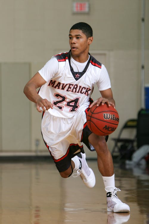 Homme Jouant Au Basketball