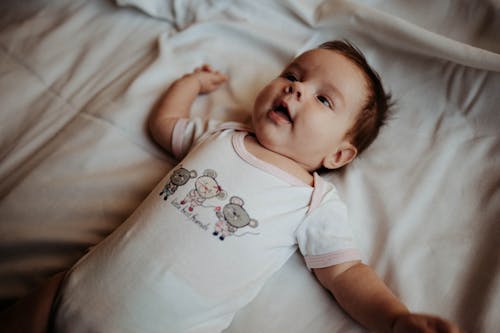 Foto profissional grátis de bebê, bonitinho, cama