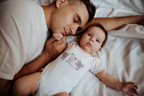 Foto profissional grátis de bebê, bonitinho, cama