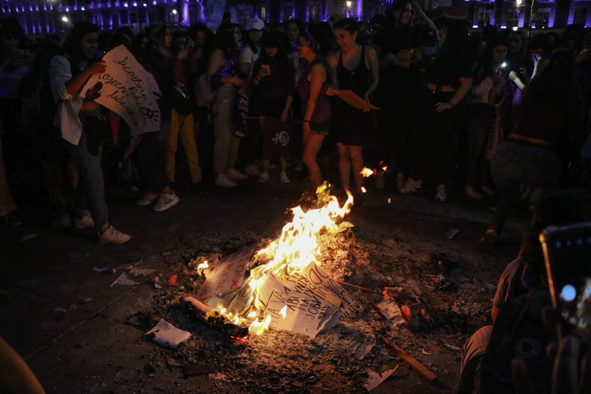 Mujeres marchan con pancartas moradas durante una protesta contra la violencia de género
