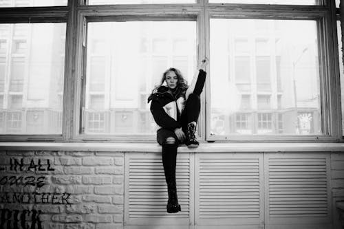 Foto d'estoc gratuïta de ampit de la finestra, assegut, blanc i negre