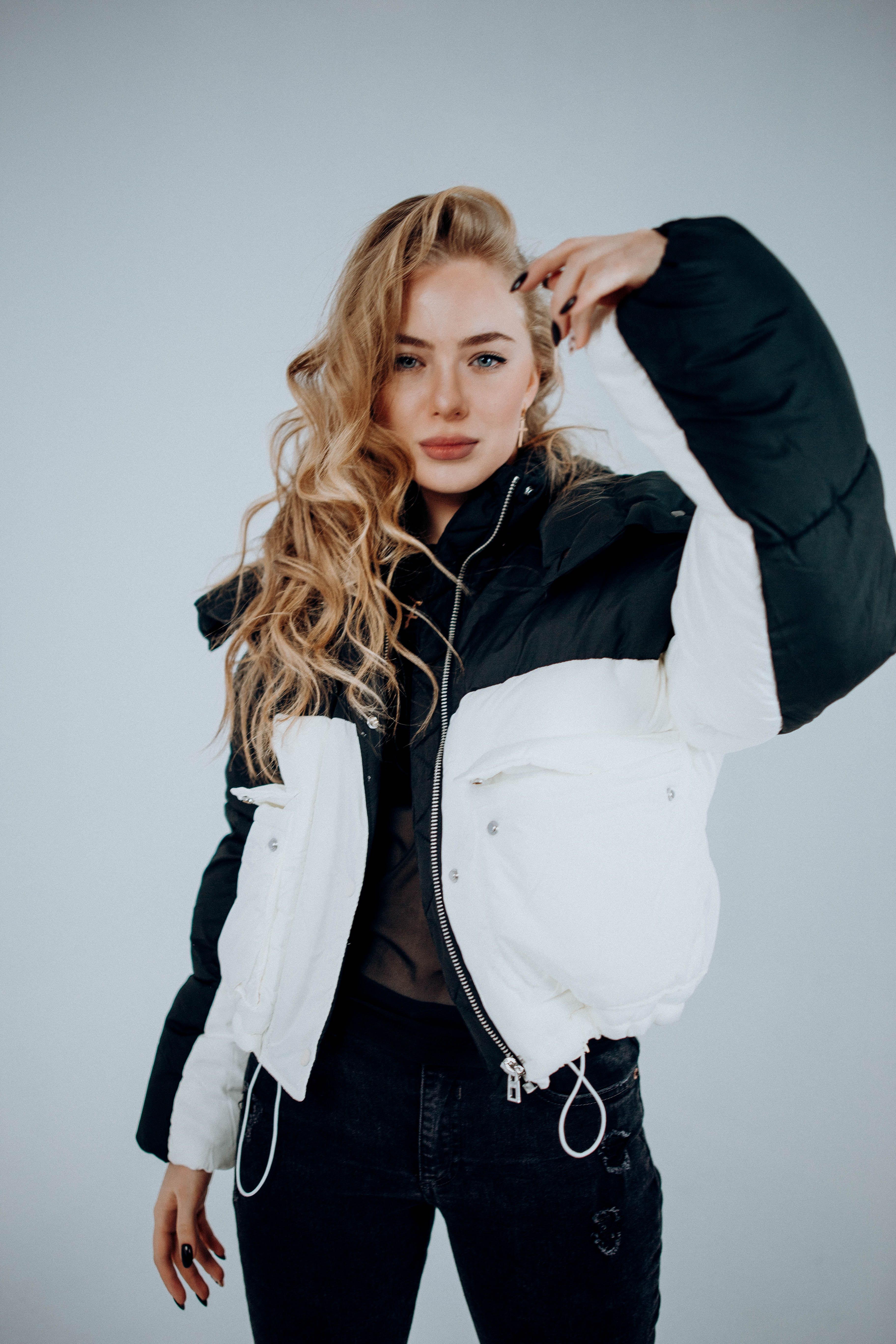 woman wearing cropped puffer jacket and mom jeans