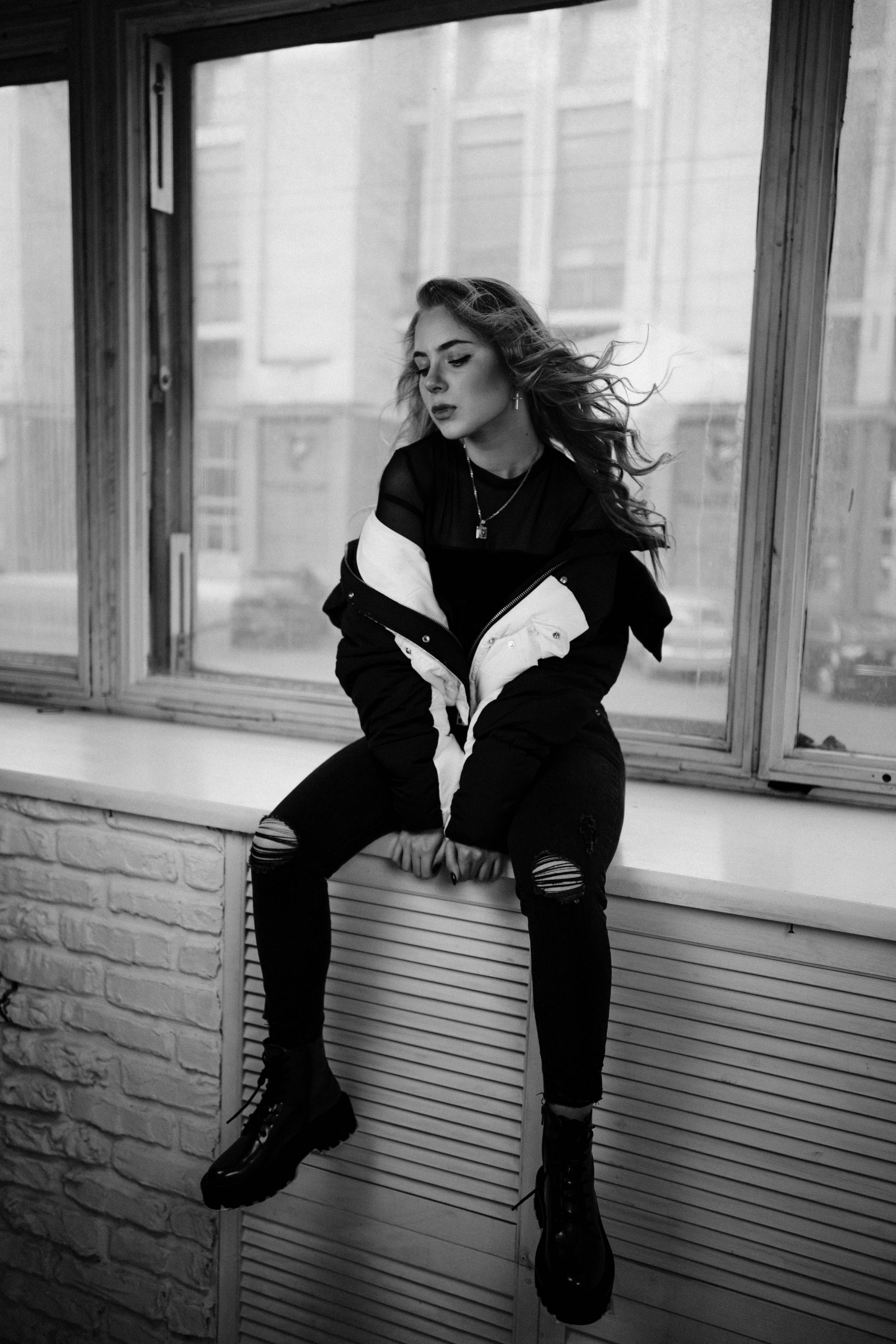 Woman Posing in Black and White · Free Stock Photo