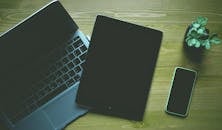 工作区的俯视图中有笔记本电脑、平板电脑、智能手机和小型工厂