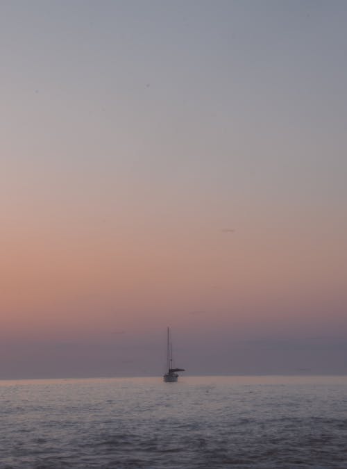 Immagine gratuita di barca a vela, cielo rosa, crepuscolo