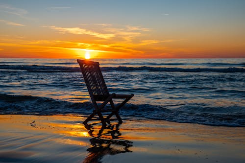 Photos gratuites de chaise, ciel orange, coucher de soleil