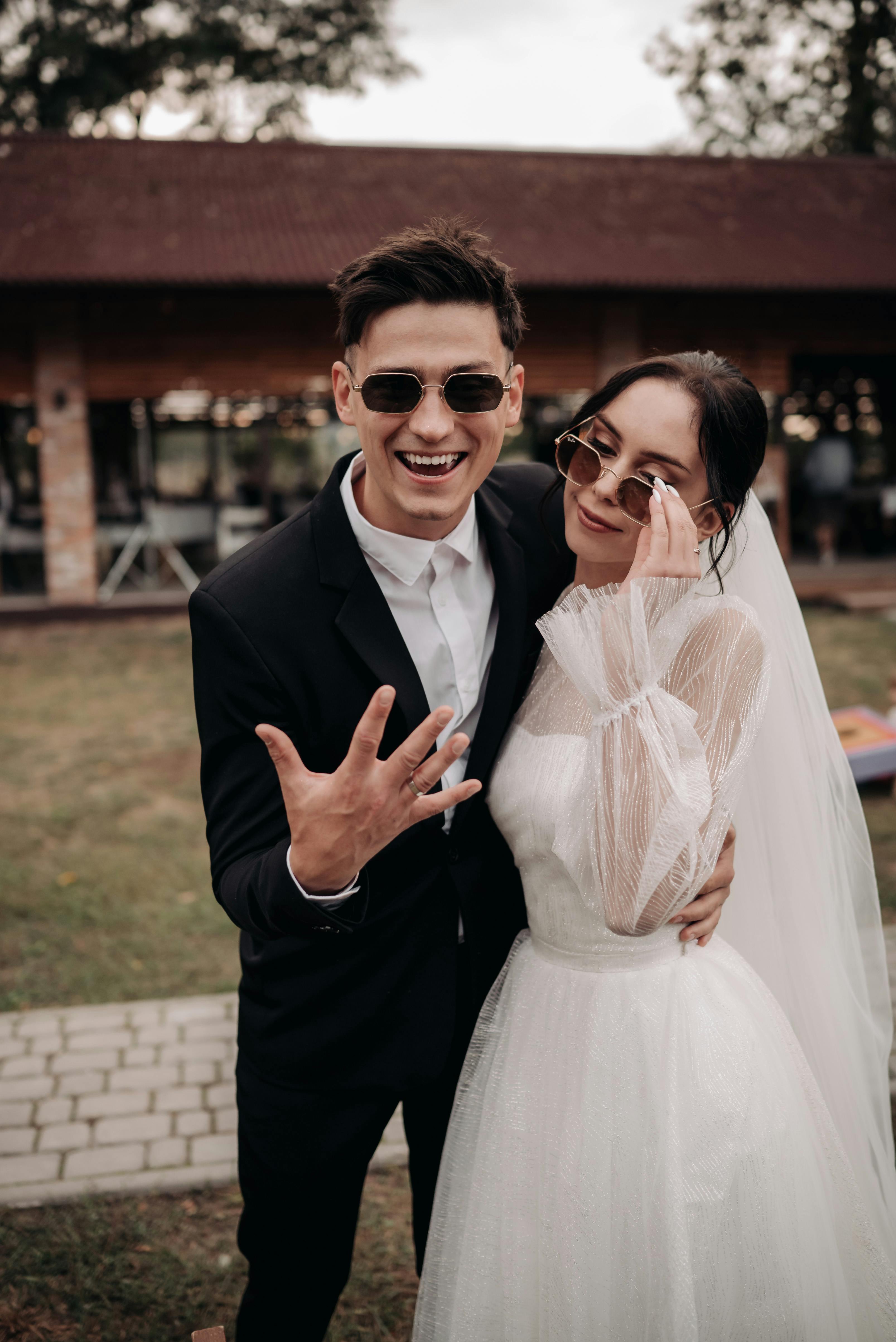 indian bride wearing sunglasses on wedding day Stock Photo - Alamy