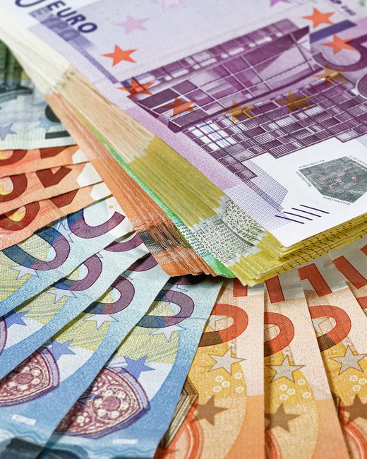 Billets en euros de différentes coupures posés côte à côte