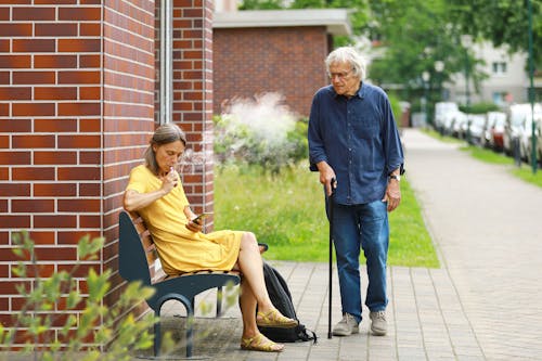 Gratis stockfoto met bank, kerel, mevrouw