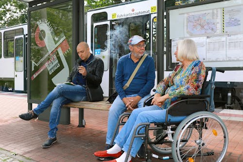 Kostenloses Stock Foto zu älteres paar, bank, bushaltestelle