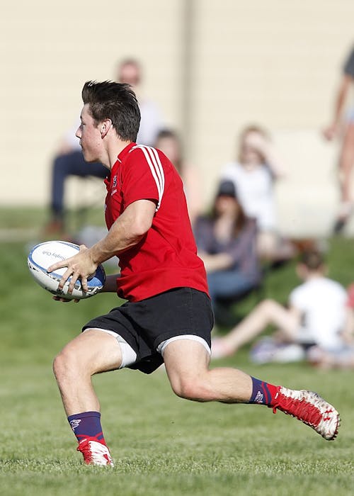 Gratis Pria Bermain Rugby Di Siang Hari Foto Stok