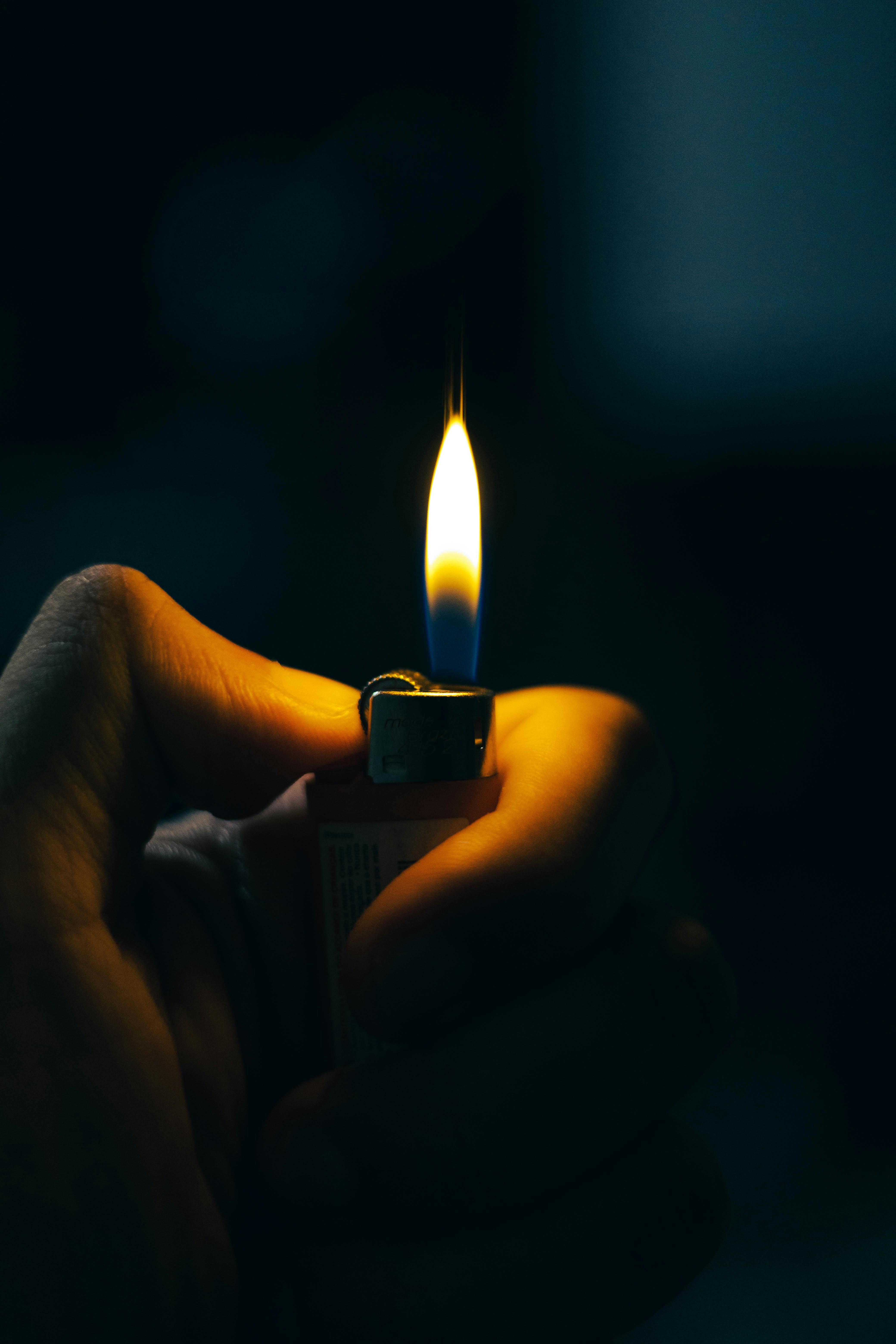 Foto de stock gratuita sobre ardiente, calor, de cerca, encendedor,  iluminado, ligero, llama, mano, manos manos humanas, sujetando, tiro  vertical