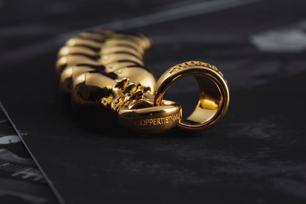 Elegant gold pendant jewellery