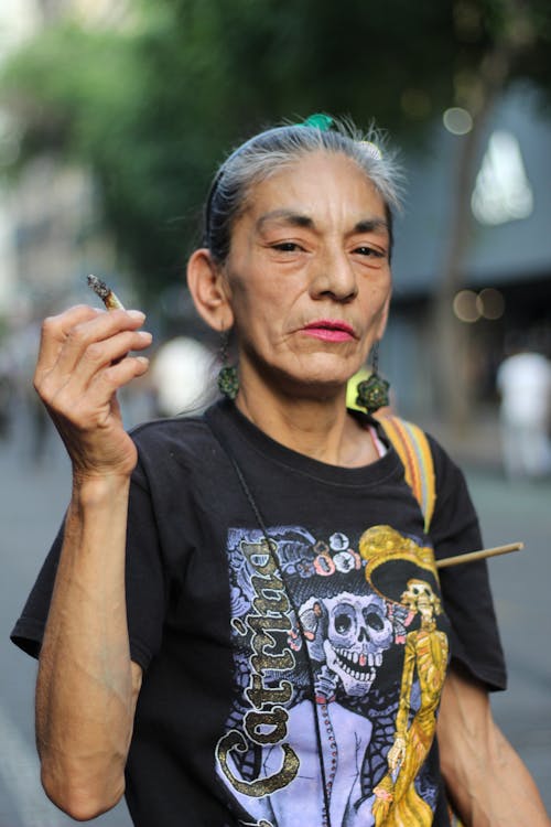 Kostnadsfri bild av äldre, cigarett, kvinna