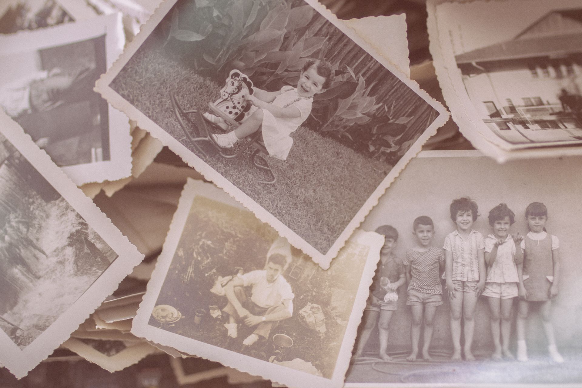 Bir arşivden sepya tonlu eski bir tarihi fotoğraf