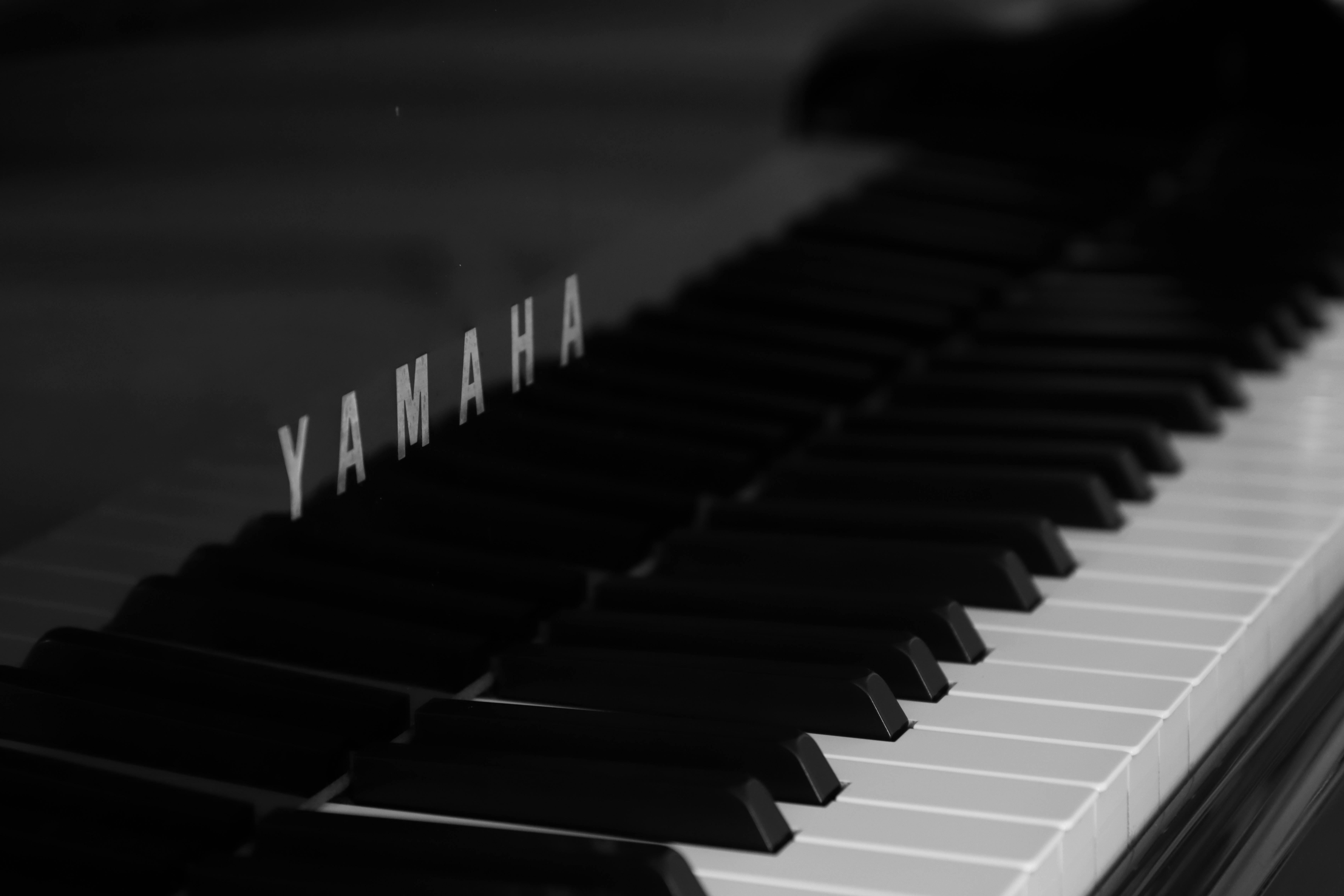 A black and white photo of a piano · Free Stock Photo, image size:6960x4640