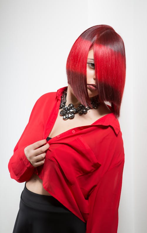Kırmızı Blazer Giyen Kızıl Saçlı Kadın
