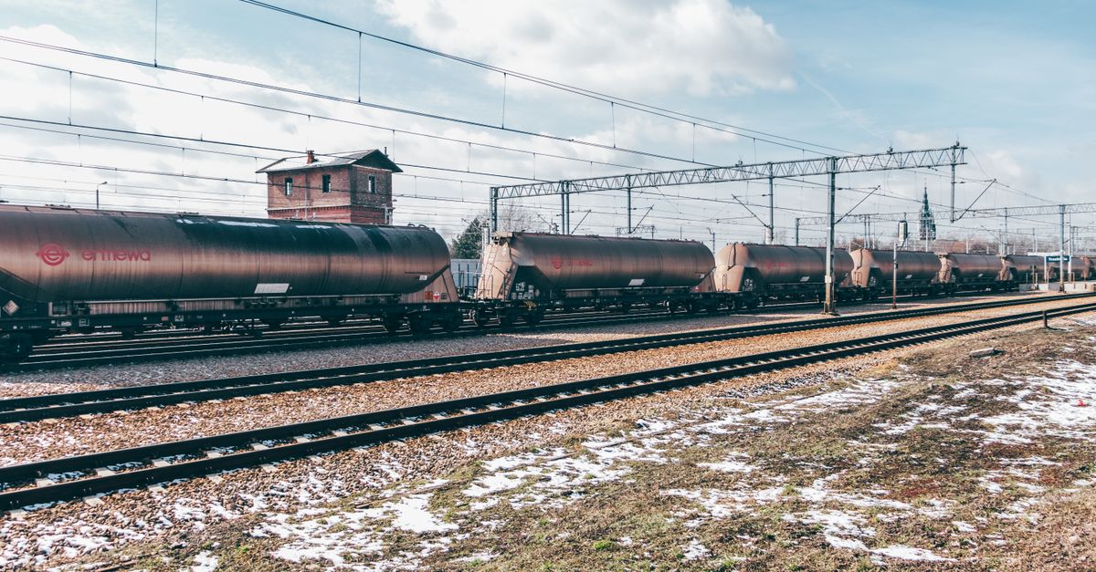 Photo: Jakub Pabis / Pexels Ningxia railway department optimizes transport capacity and express services, boosting tourism and agricultural shipments.
