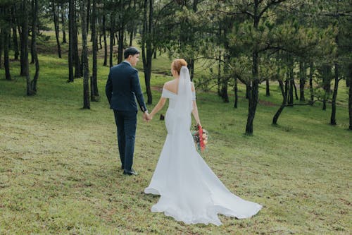Foto profissional grátis de andando, árvores, fotografia de casamento