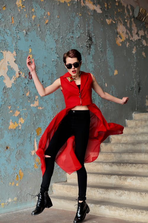 Gadis Fashion Berbaju Merah