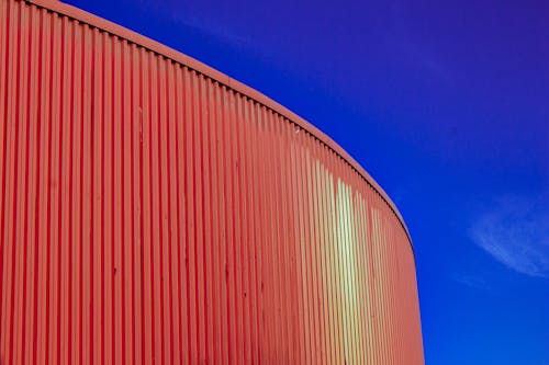 Бесплатное стоковое фото с голубое небо, здание, красный