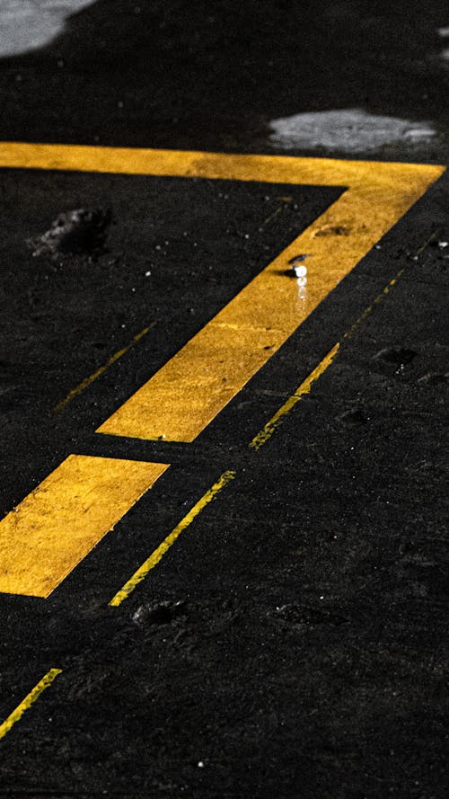 Gratis lagerfoto af asfalt, gul maling, hakket