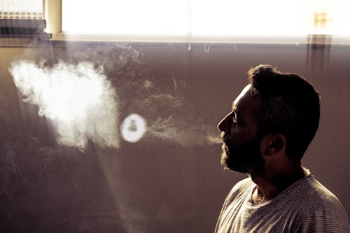 Бесплатное стоковое фото с дуть, дым, короткие волосы