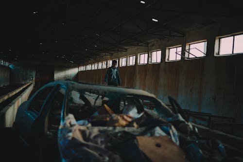 Fotos de stock gratuitas de abandonado, caminando, chatarra