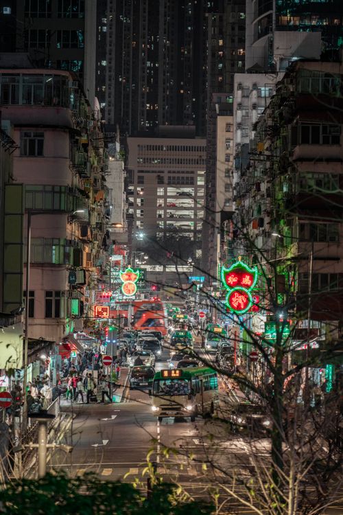 Free Night view of a bustling city street filled with neon lights and busy traffic. Stock Photo