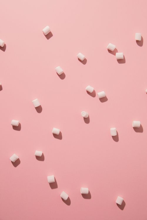 Free Artistic arrangement of marshmallows on a pastel pink surface, perfect for sweet-themed designs. Stock Photo