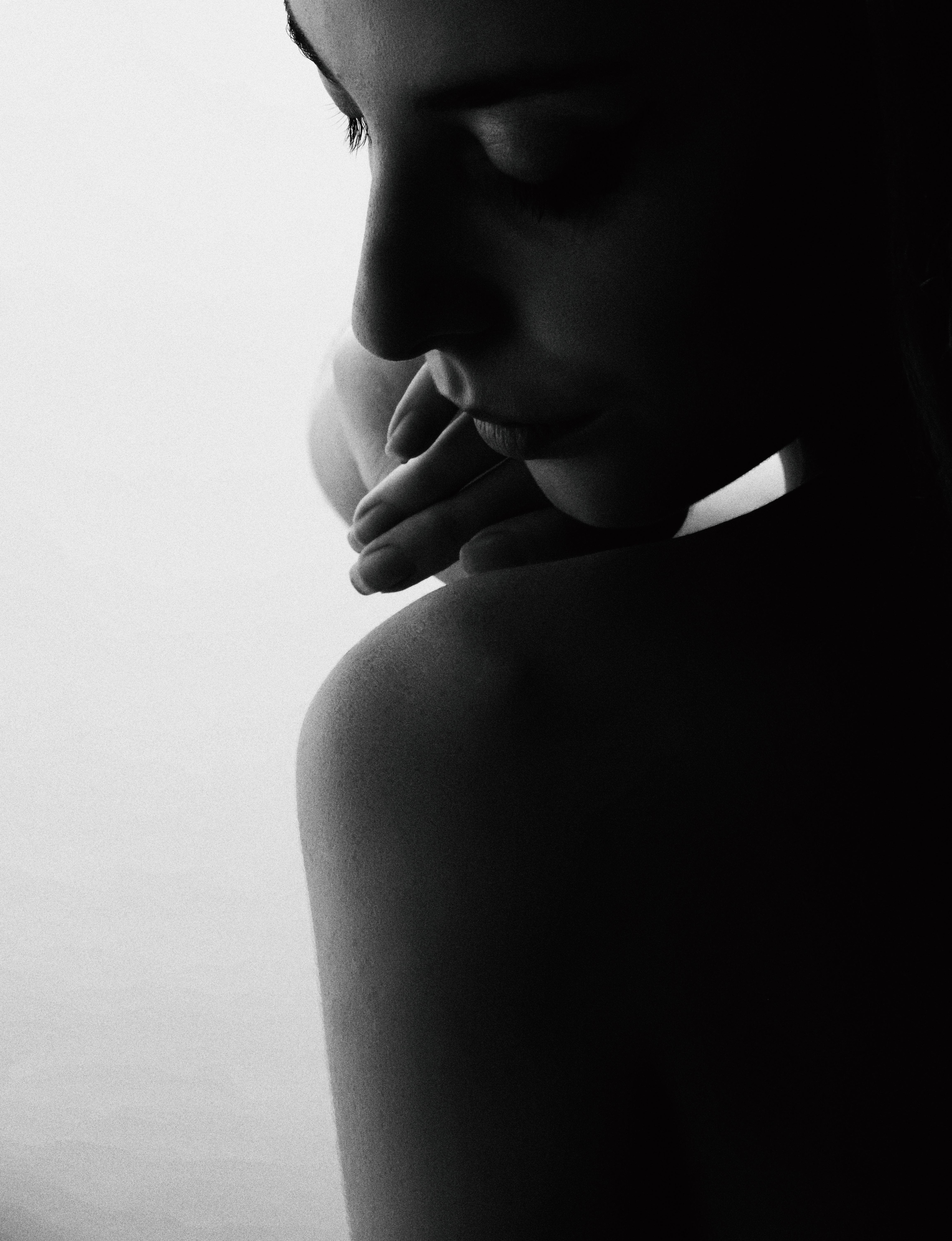 Woman Face and Shoulder in Black and White · Free Stock Photo