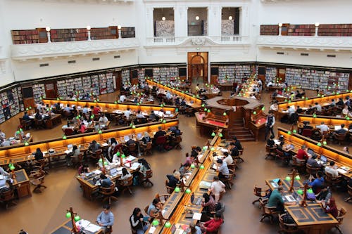 Les Gens Assis à L'intérieur D'une Salle Bien éclairée