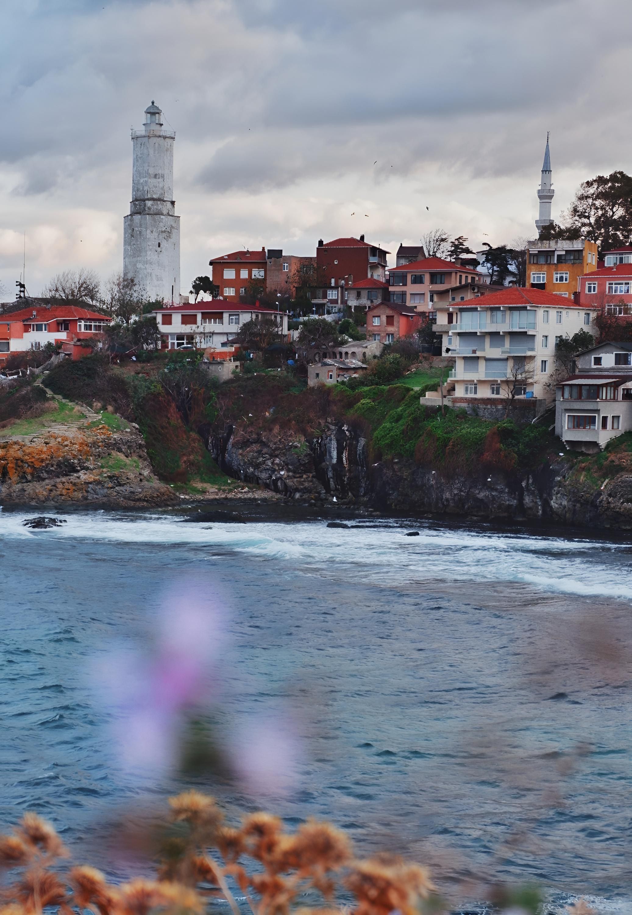 coastal-houses-with-the-rumeli-feneri-lighthouse-in-the-background