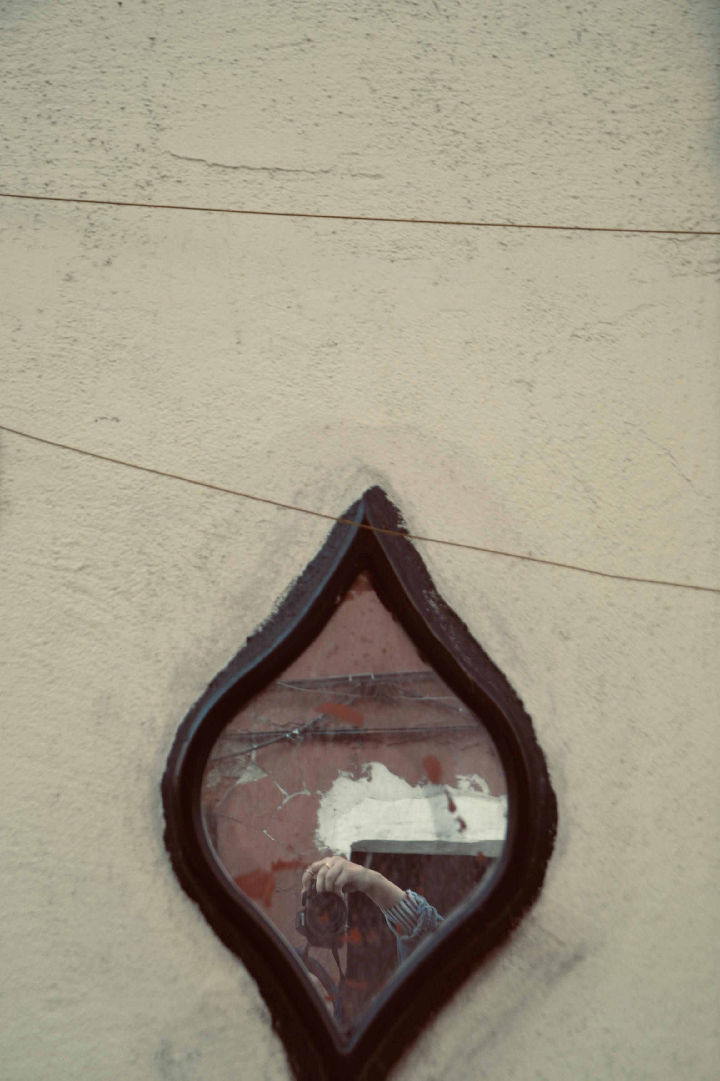 Gratuit Fereastra Care Reflectă O Mână A Unei Persoane Care ține O Cameră Foto Fotografie de stoc