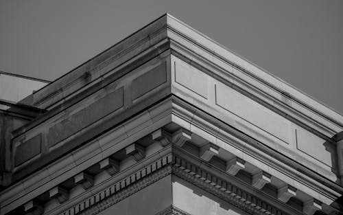 Foto stok gratis bangunan, bidikan sudut sempit, hitam & putih