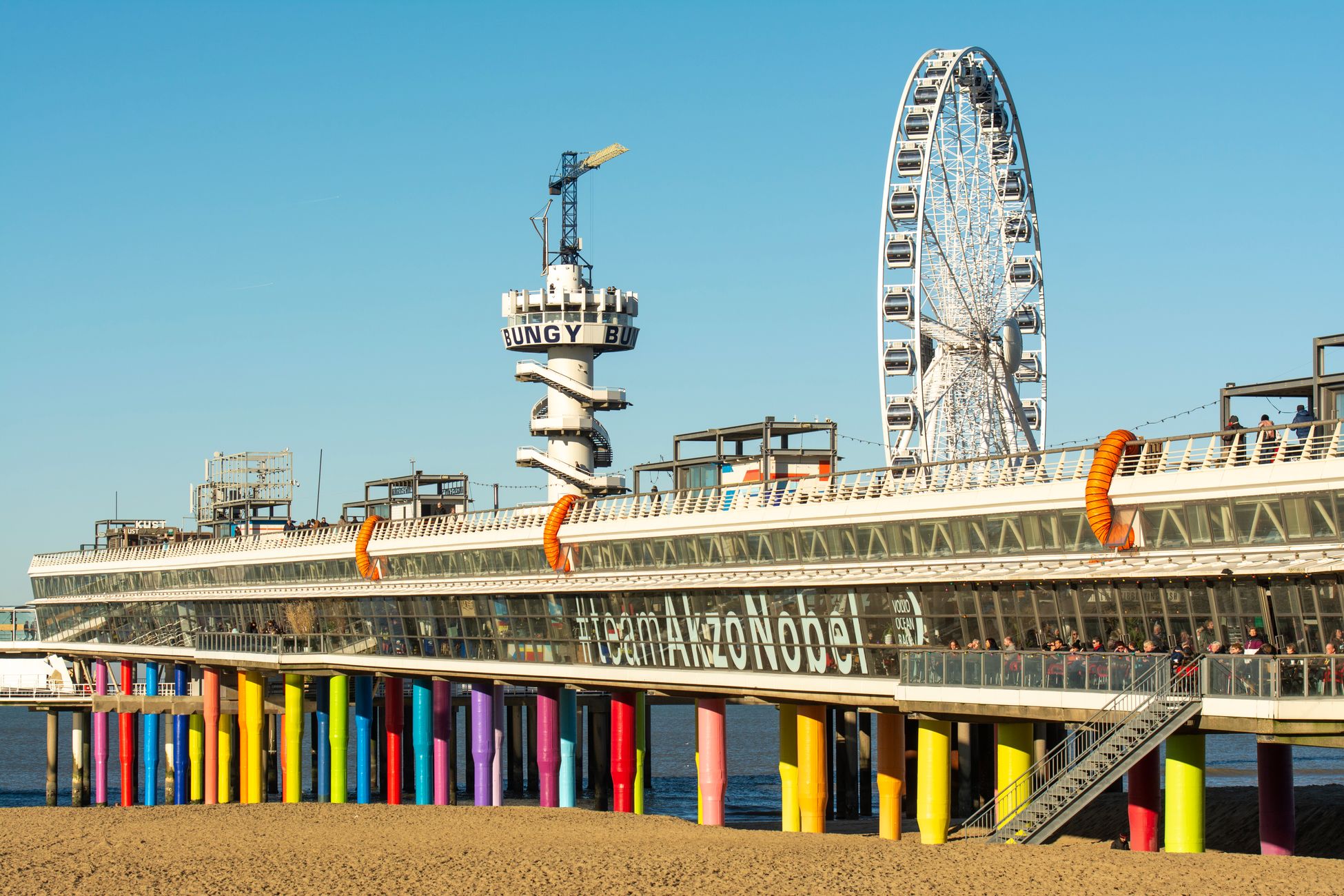 Bezoekers genieten van warmte en verkoeling bij Fun Beach ondanks code rood