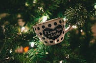 特写一个节日马克杯，圣诞树上挂着一条可爱的信息