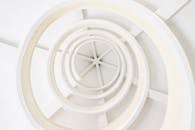 探索这座以几何白色图案为特色的抽象螺旋建筑与现代简约设计