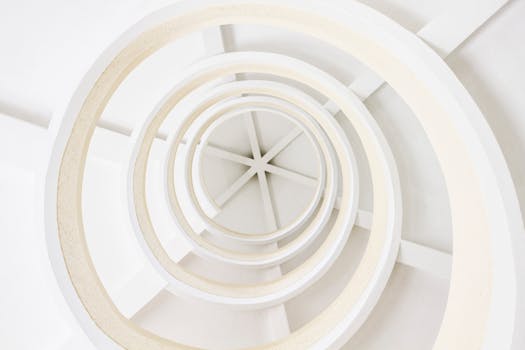 探索这座以几何白色图案为特色的抽象螺旋建筑与现代简约设计