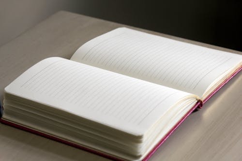 Notebook Berjajar Putih Di Atas Meja Abu Abu