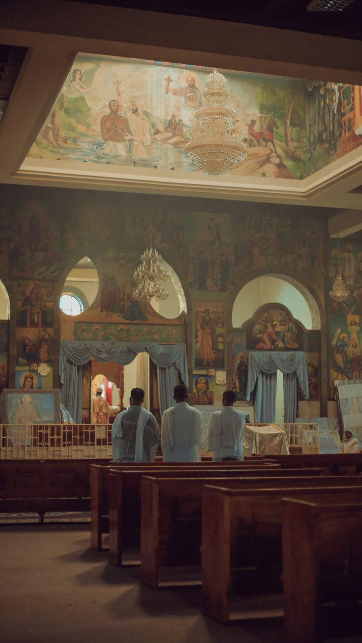 Priesters die staan in het ornate interieur van een Ethiopisch orthodoxe kerk in Addis Abeba.