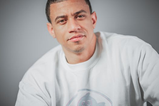 一位穿着休闲服的成年男性表情严肃地出现在特写肖像中