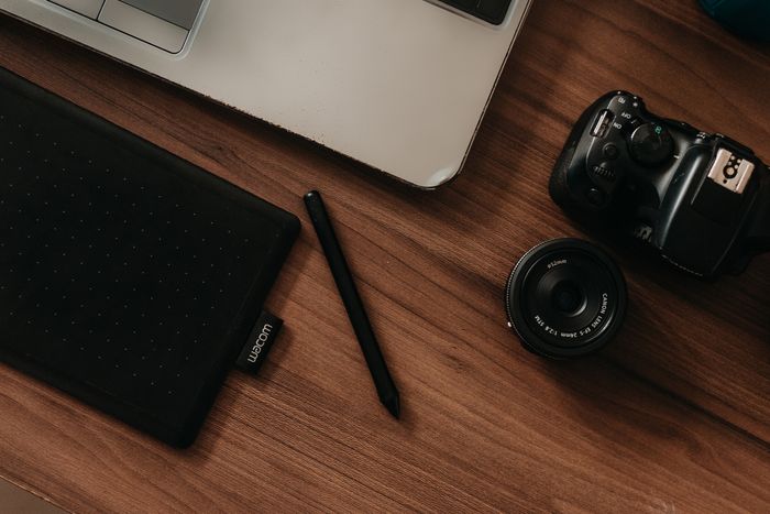 Course thumbnail: overhead view of a wooden desk workspace — photo by Kawê Rodrigues on Pexels