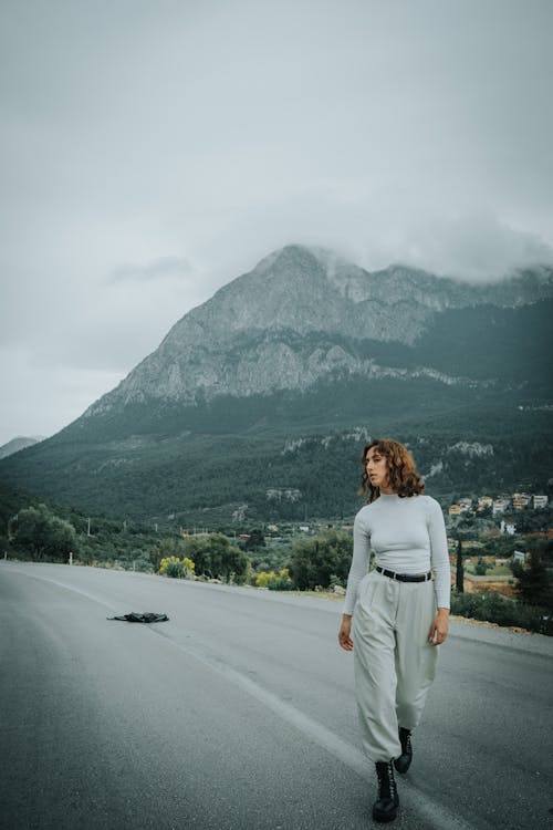 Foto d'estoc gratuïta de botes, caminant, dona