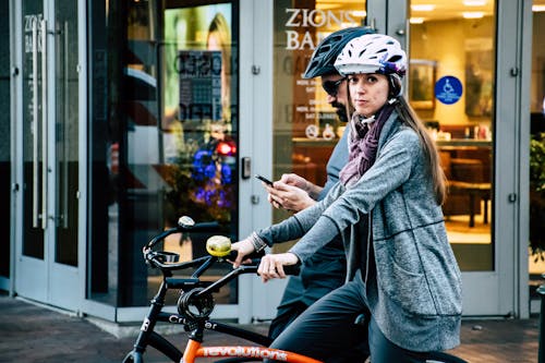 Frau, Die Auf Fahrrad Fährt